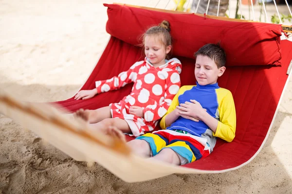Bambini che si rilassano in amaca — Foto Stock