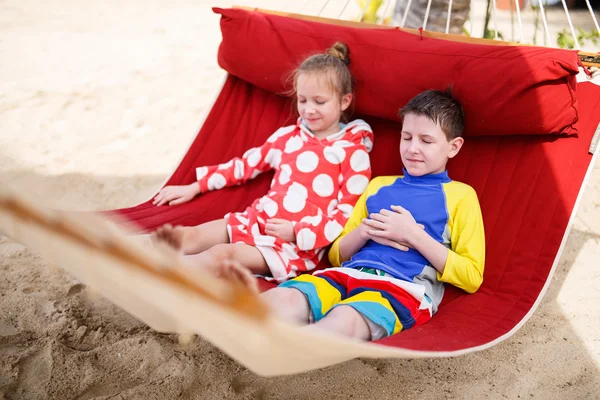 Niños relajándose en hamaca — Foto de Stock