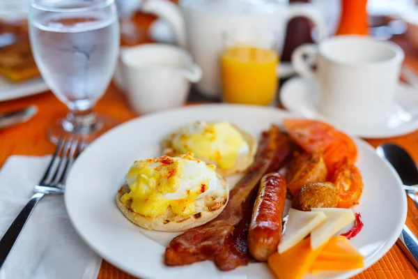Läckra ägg serveras till frukost — Stockfoto