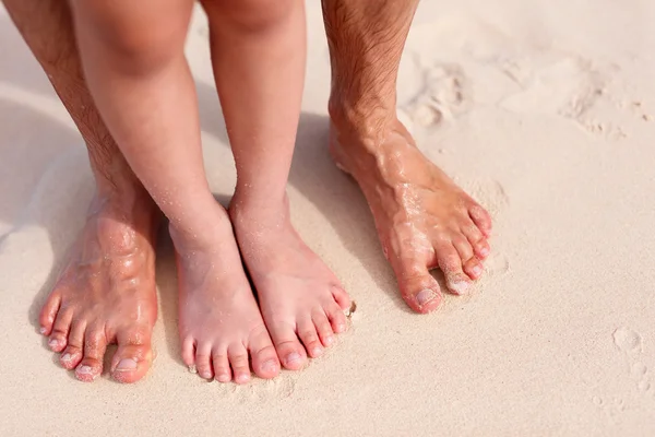 Ноги на тропическом песке — стоковое фото