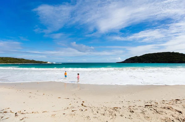 Les enfants s'amusent à la plage — Photo