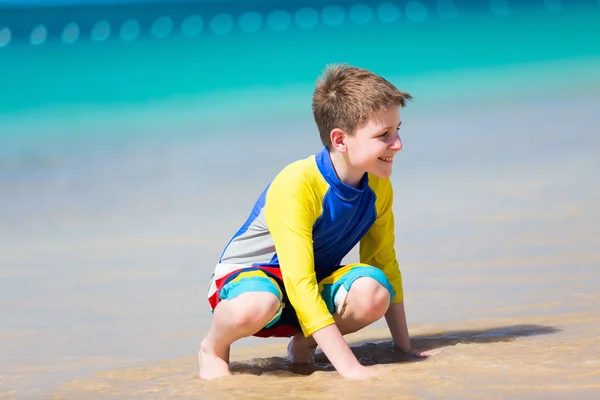 Rapaz bonito na praia — Fotografia de Stock