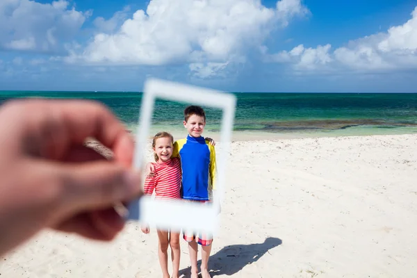 Kinderen plezier op strand — Stockfoto