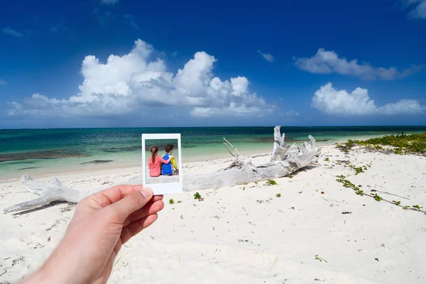 Niños divirtiéndose en la playa —  Fotos de Stock