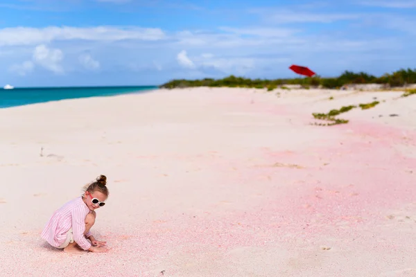 Little girl at beach — Stock Photo, Image