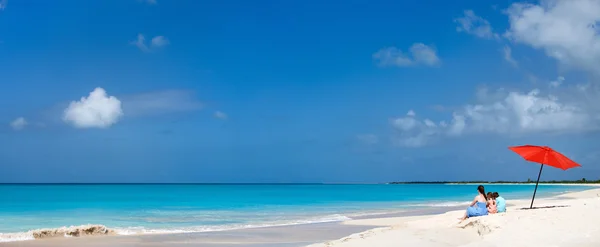 Madre e hijos en una playa tropical — Foto de Stock