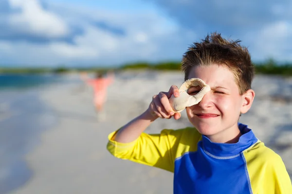 Милый мальчик на пляже — стоковое фото