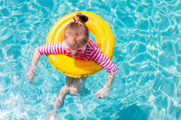 Little girl at swimming pool — Stock Photo, Image