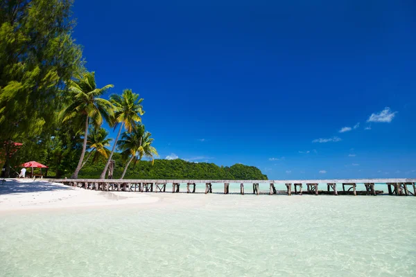 Beautiful tropical beach at exotic island in Pacific — Stock Photo, Image