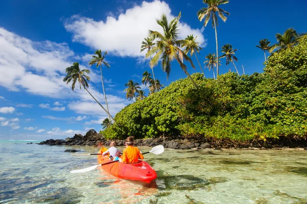 Kids kayaking in ocean — Stock Photo, Image