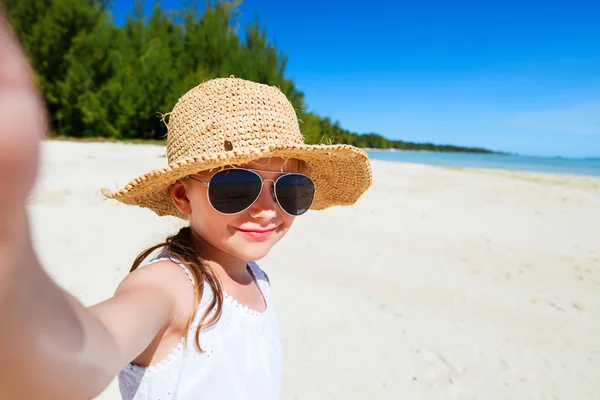 Bedårande liten flicka på stranden — Stockfoto