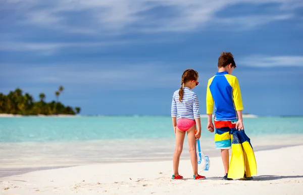 Crianças na praia — Fotografia de Stock
