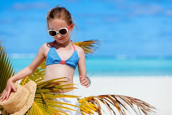 Bedårande liten flicka på stranden — Stockfoto