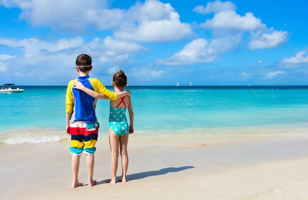 Kinder haben Spaß am Strand — Stockfoto