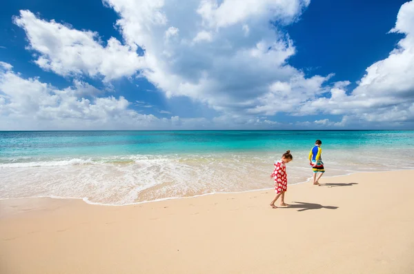 Niños divirtiéndose en la playa — Foto de Stock