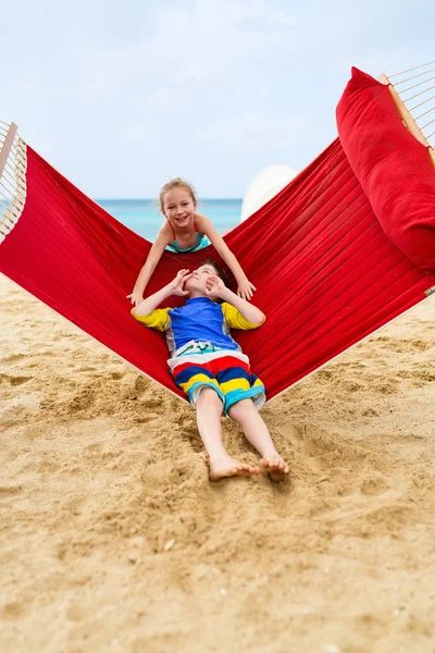 Niños relajándose en hamaca —  Fotos de Stock
