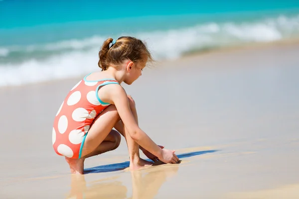 Adorable niña en la playa — Stockfoto