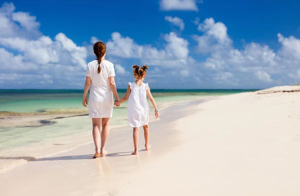 Mor och dotter på stranden — Stockfoto