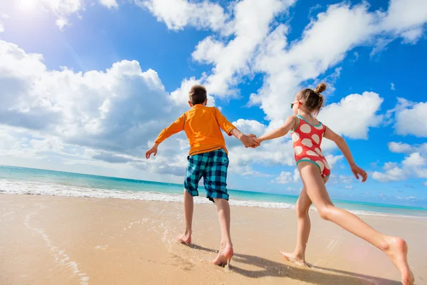I bambini si divertono in spiaggia — Foto Stock