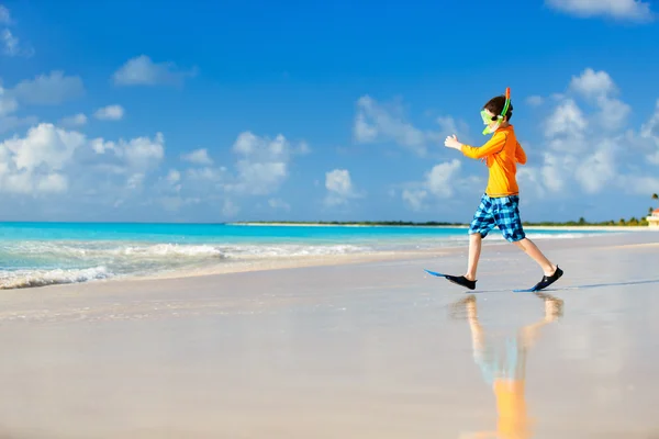 Schattige jongen op strand — Stockfoto