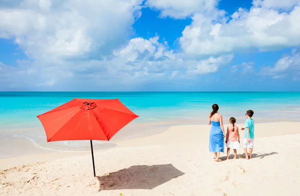 Moeder en kinderen op tropisch strand — Stockfoto