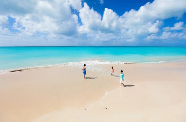 Mãe e crianças na praia tropical — Fotografia de Stock