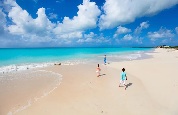 Mutter und Kinder am tropischen Strand — Stockfoto