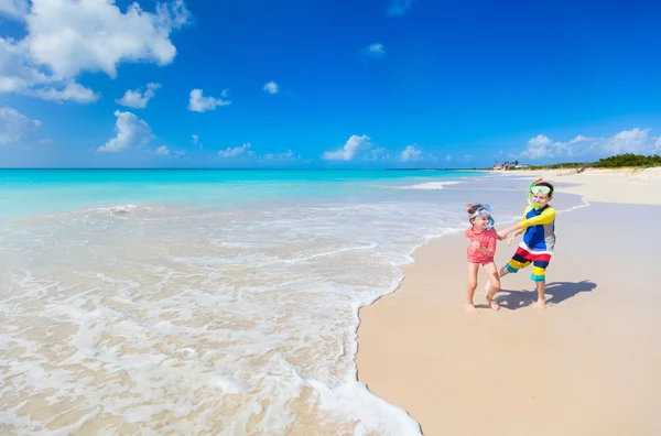 Les enfants s'amusent à la plage — Photo