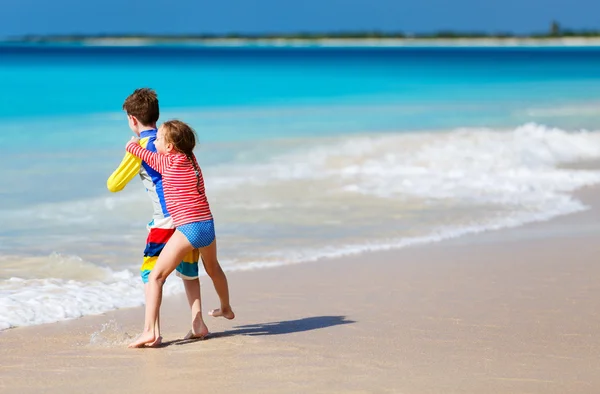 Barnen har roligt på stranden — Stockfoto