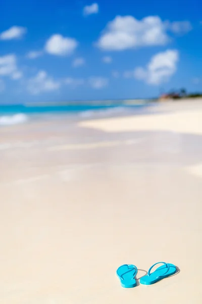 Chanclas en una playa tropical — Foto de Stock