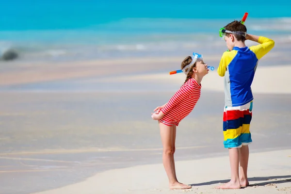 Niños en la playa — Foto de Stock