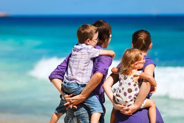 Família de quatro pessoas olhando para o oceano — Fotografia de Stock