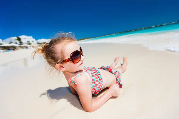 Niña en unas vacaciones en la playa — Foto de Stock