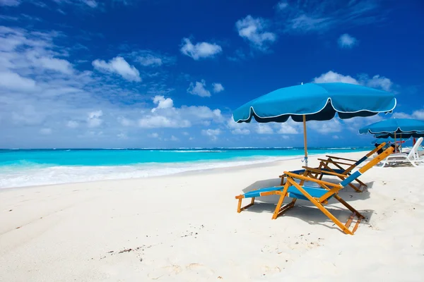 Sedie e ombrellone sulla spiaggia tropicale — Foto Stock