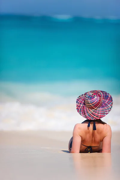 젊은 여성이 해변에서 휴식 — 스톡 사진