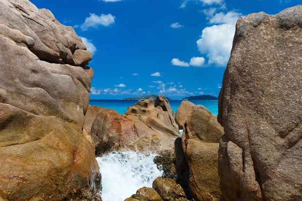 Krásné skalnaté pobřeží na Seychelách — Stockfoto