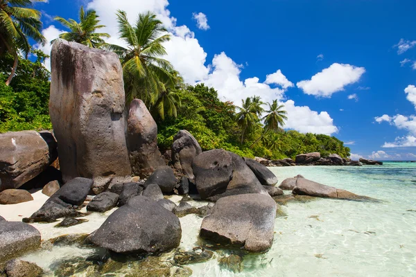 Krásné skalnaté pobřeží na Seychelách — Stock fotografie