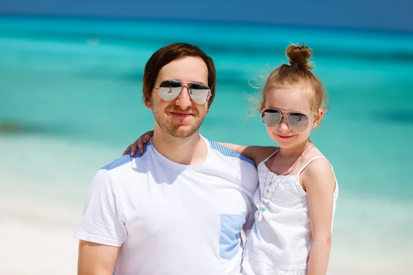 Far och dotter på stranden — Stockfoto