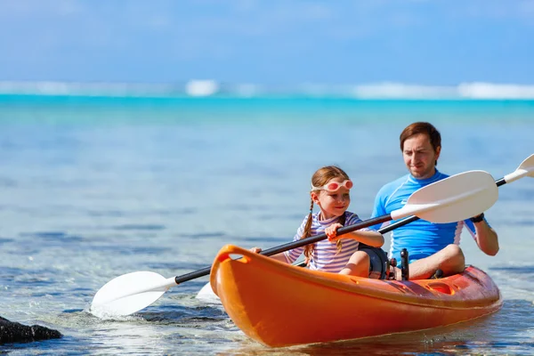 Father and daughter kayaking — Stock Photo, Image