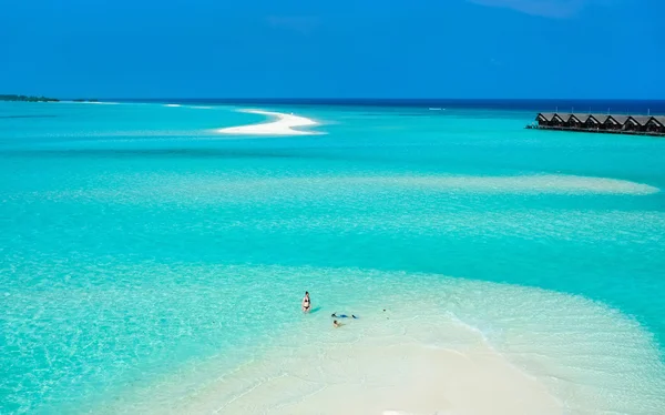 Mother and kids at tropical beach — Stock Photo, Image