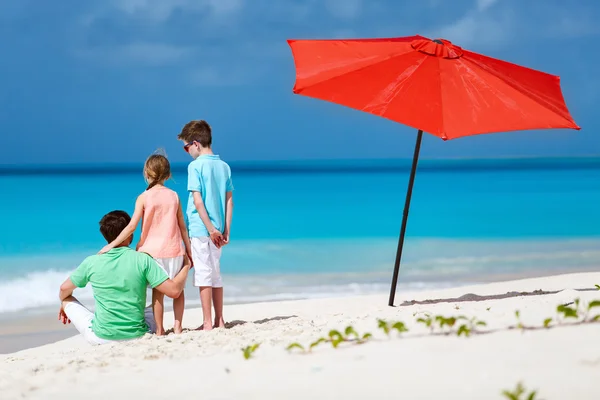 Padre con niños en la playa — Foto de Stock