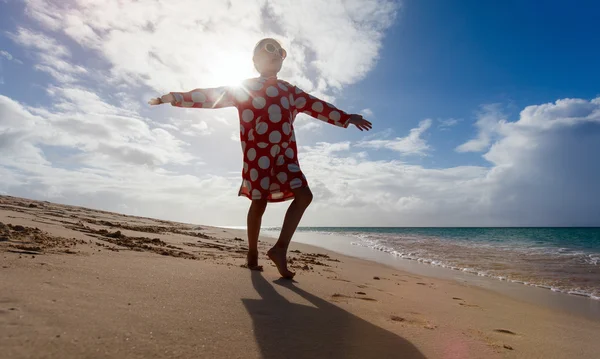 Αξιολάτρευτο μικρό κορίτσι στην παραλία — Φωτογραφία Αρχείου
