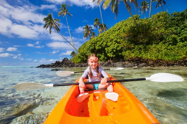 Niños kayak en el océano —  Fotos de Stock