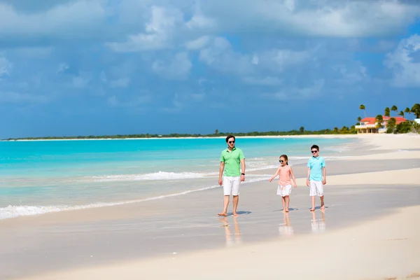 Padre con bambini in spiaggia — Foto Stock