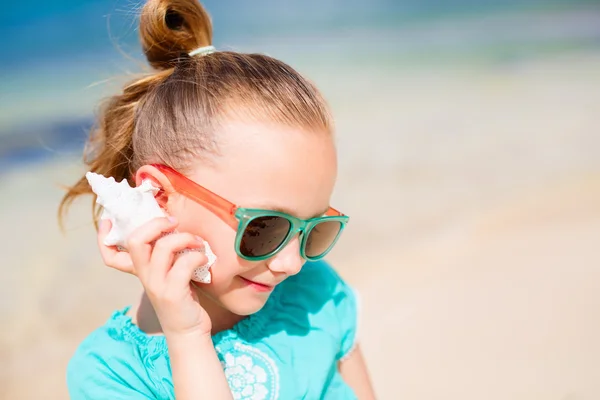 Bambina con una conchiglia — Foto Stock