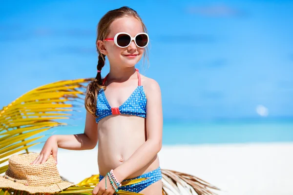 Bedårande liten flicka på stranden — Stockfoto