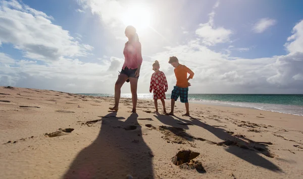 Mutter und Kinder Silhouetten — Stockfoto