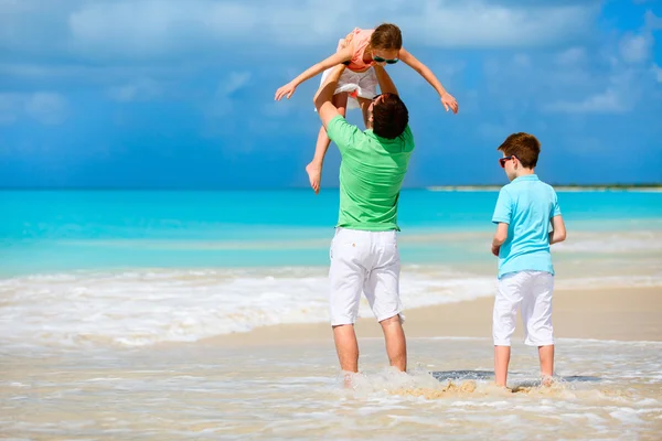Père avec des enfants à la plage — Photo