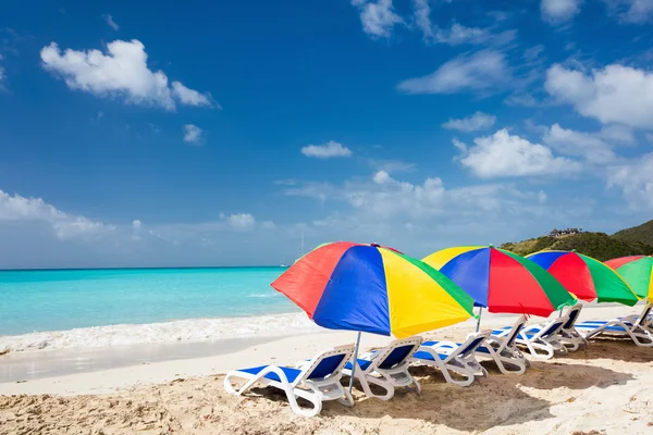 Spiaggia tropicale idilliaca ai Caraibi — Foto Stock