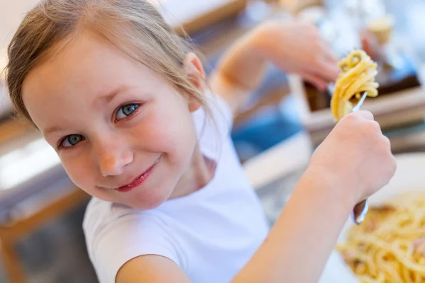 Liten flicka äter spaghetti — Stockfoto